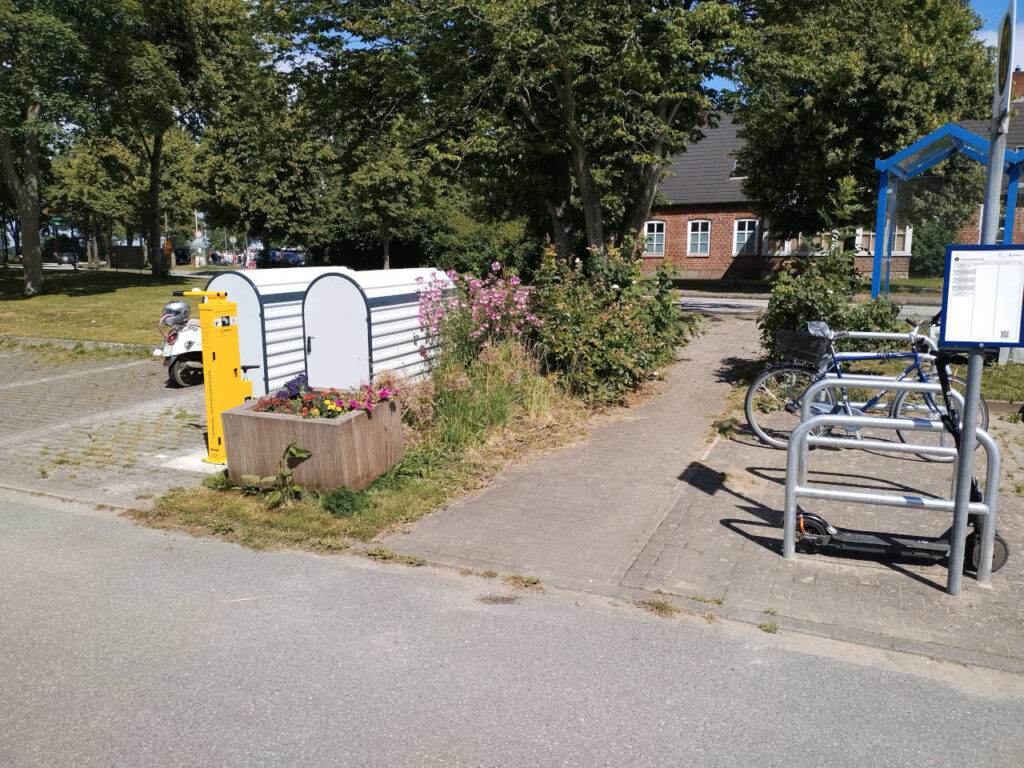 Fahrrad-Bügel, Boxen und Reparaturstation