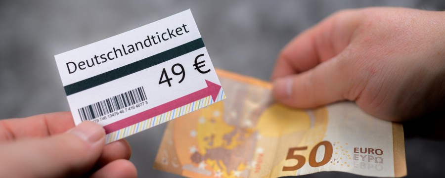Ein 49€-Tciket und 50€ Geldschein